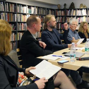 Panelet ved visionssalonen Wunderkammeret: sansemæssig nærhed, hverdagsfænomener og kunst. Fra venstre: Lisbeth Bonde (moderator), Rune Gade, Ferdinand Ahm Krag, Tomas Bohr og Camilla Mordhorst